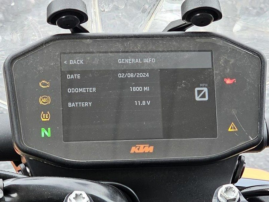 2022 KTM Duke 890 R