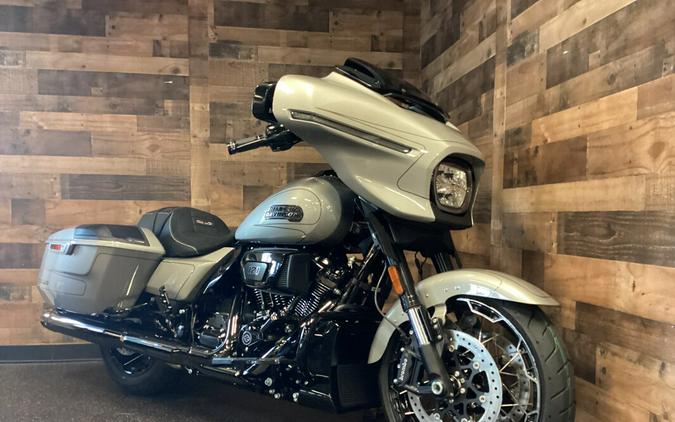 2023 Harley-Davidson CVO™ Street Glide Dark Platinum w/Pinstripe FLHXSE