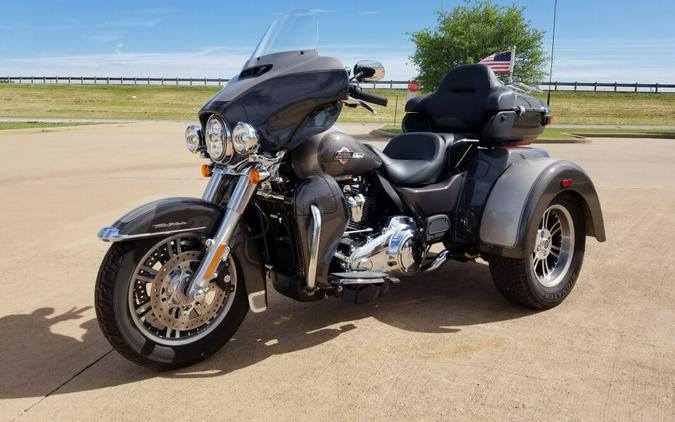 2023 Harley-Davidson® Tri Glide® Ultra Gray Haze/Silver Fortune