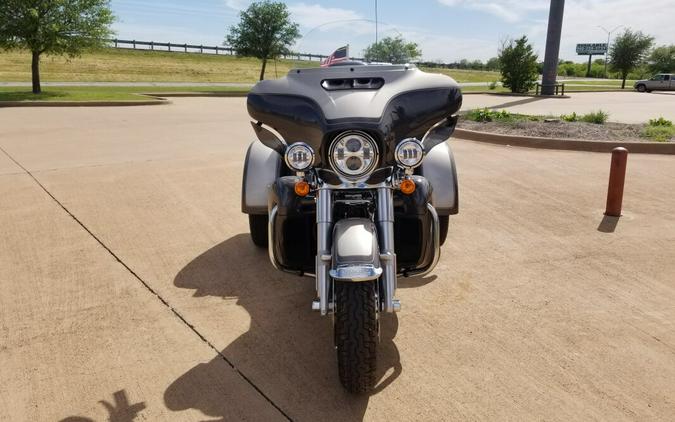 2023 Harley-Davidson® Tri Glide® Ultra Gray Haze/Silver Fortune