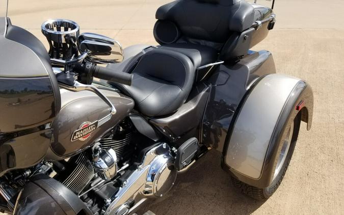 2023 Harley-Davidson® Tri Glide® Ultra Gray Haze/Silver Fortune