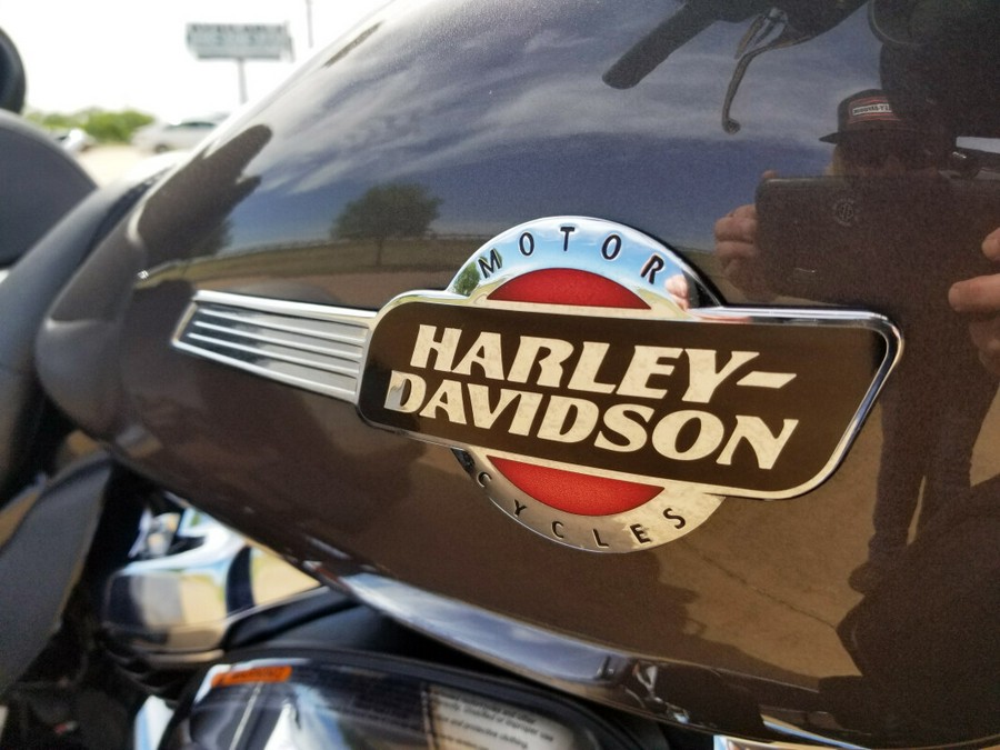 2023 Harley-Davidson® Tri Glide® Ultra Gray Haze/Silver Fortune