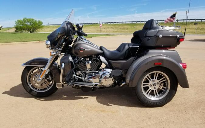 2023 Harley-Davidson® Tri Glide® Ultra Gray Haze/Silver Fortune