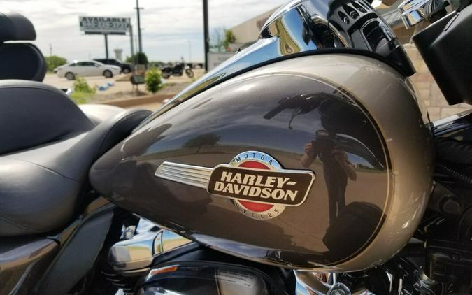 2023 Harley-Davidson® Tri Glide® Ultra Gray Haze/Silver Fortune