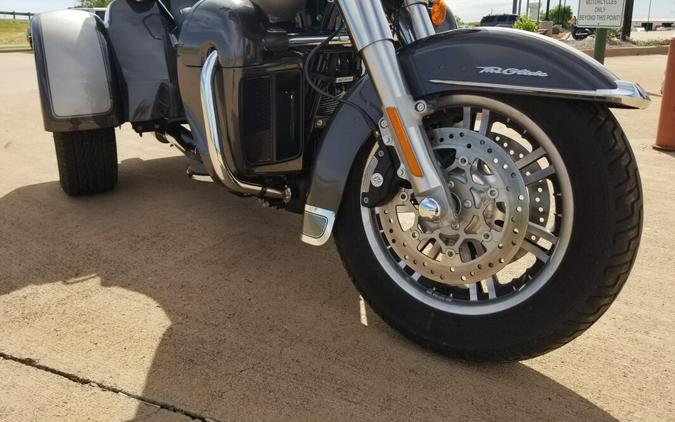 2023 Harley-Davidson® Tri Glide® Ultra Gray Haze/Silver Fortune