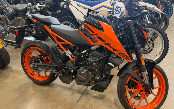 2023 KTM 200 Duke