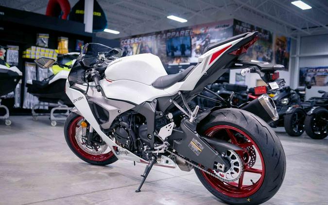 2024 Kawasaki Ninja® ZX™-6R Pearl Robotic White/Metallic Graphite Gray