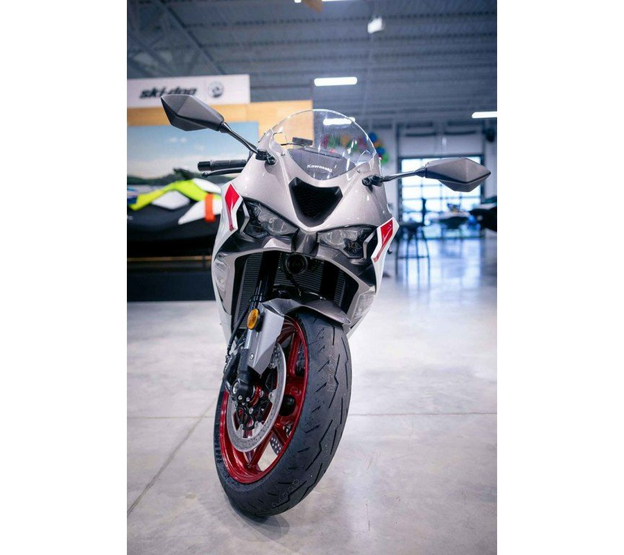 2024 Kawasaki Ninja® ZX™-6R Pearl Robotic White/Metallic Graphite Gray