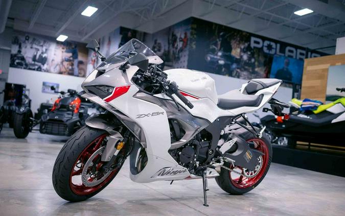 2024 Kawasaki Ninja® ZX™-6R Pearl Robotic White/Metallic Graphite Gray