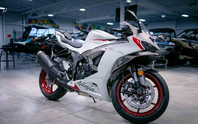 2024 Kawasaki Ninja® ZX™-6R Pearl Robotic White/Metallic Graphite Gray