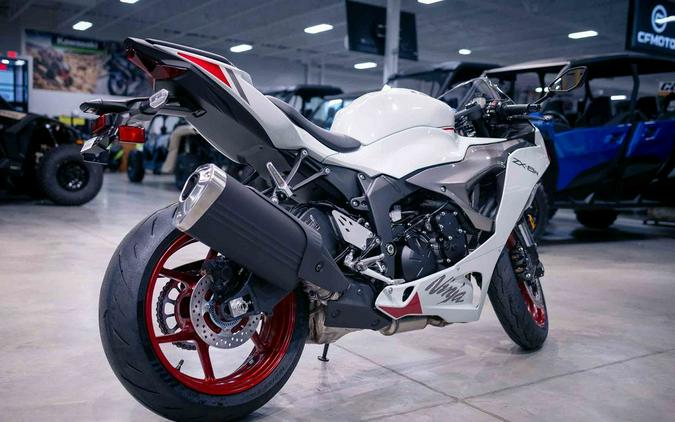 2024 Kawasaki Ninja® ZX™-6R Pearl Robotic White/Metallic Graphite Gray