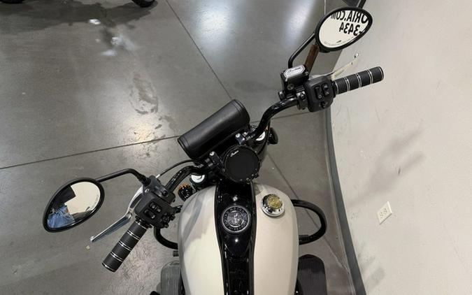 2023 Indian Chief Bobber Dark Horse Silver Quartz Smoke