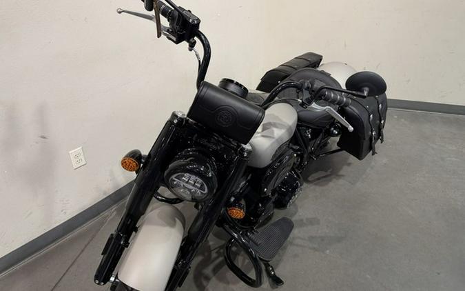 2023 Indian Chief Bobber Dark Horse Silver Quartz Smoke