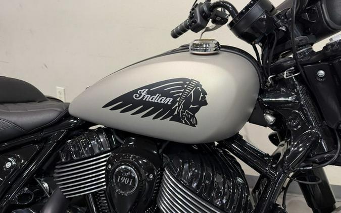 2023 Indian Chief Bobber Dark Horse Silver Quartz Smoke