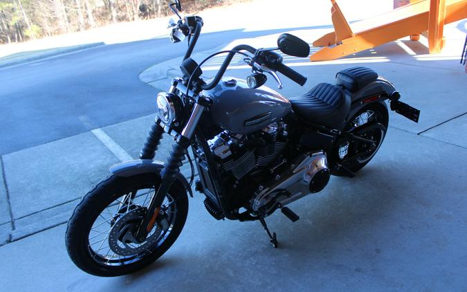 2026 Harley-Davidson® Street Bob® Dark Billiard Gray Chrome Laced Wheels