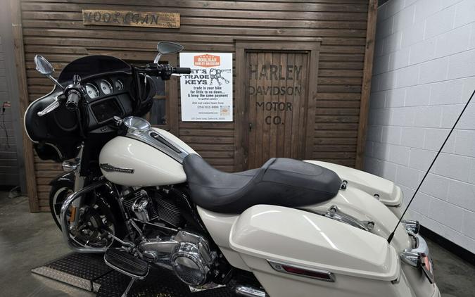 2022 Harley-Davidson® Street Glide® WHITE SAND PRL