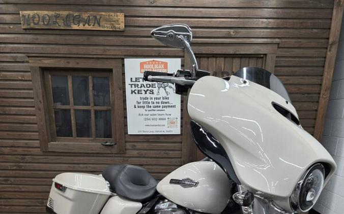 2022 Harley-Davidson® Street Glide® WHITE SAND PRL