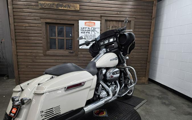 2022 Harley-Davidson® Street Glide® WHITE SAND PRL