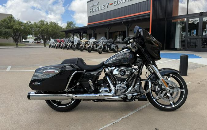 2026 Harley-Davidson® Street Glide® Midnight Ember Chrome Trim