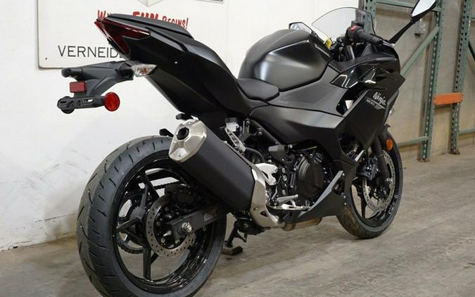 2026 Kawasaki Ninja 500 Metallic Flat Spark Black