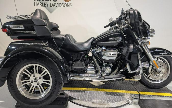 2017 Harley-Davidson® Tri Glide® Ultra Vivid Black