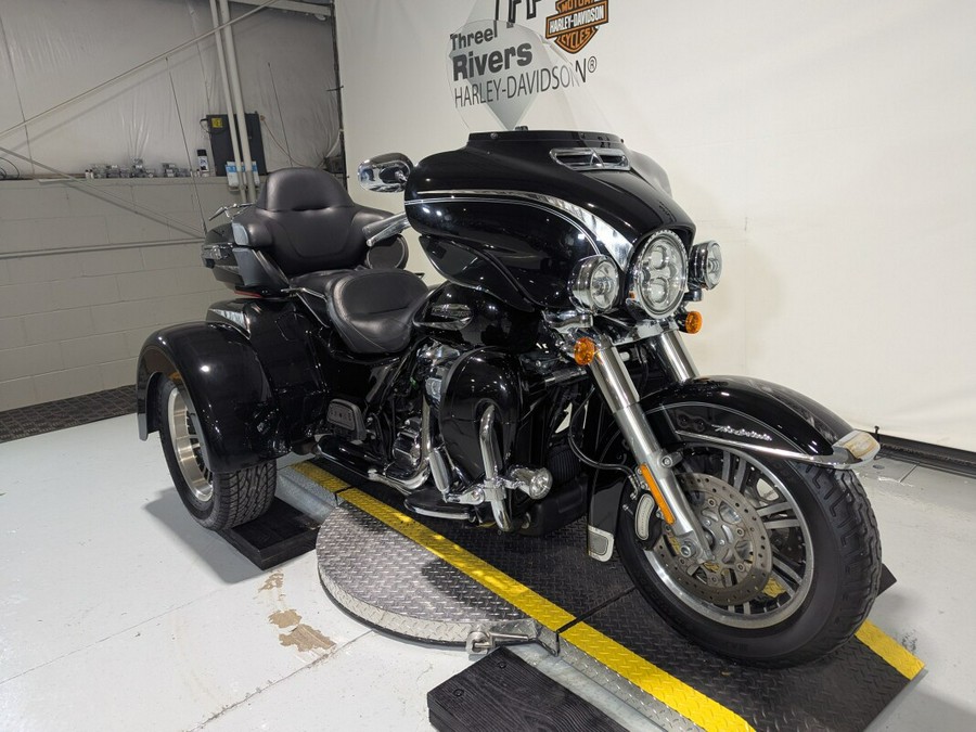 2017 Harley-Davidson® Tri Glide® Ultra Vivid Black