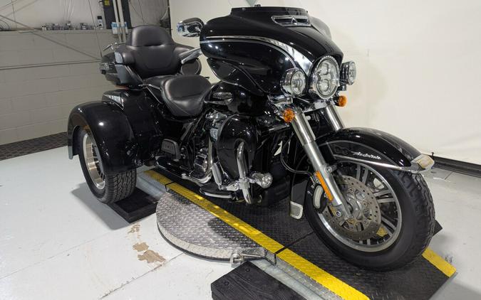 2017 Harley-Davidson® Tri Glide® Ultra Vivid Black