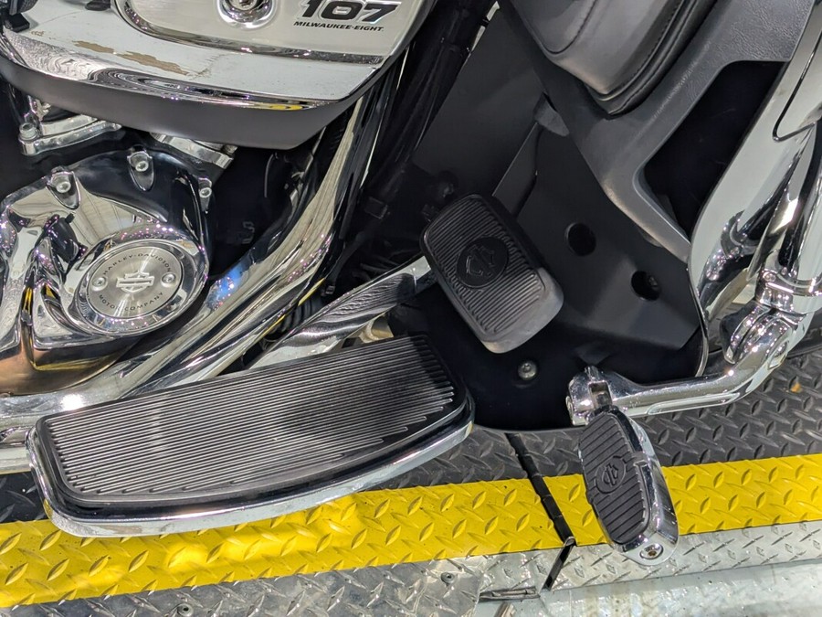 2017 Harley-Davidson® Tri Glide® Ultra Vivid Black