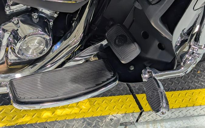 2017 Harley-Davidson® Tri Glide® Ultra Vivid Black