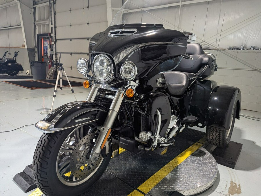 2017 Harley-Davidson® Tri Glide® Ultra Vivid Black
