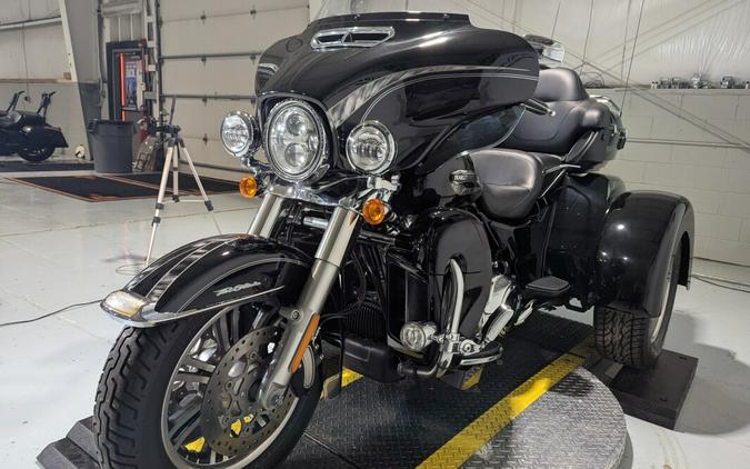 2017 Harley-Davidson® Tri Glide® Ultra Vivid Black