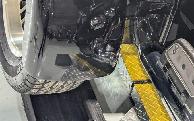 2017 Harley-Davidson® Tri Glide® Ultra Vivid Black