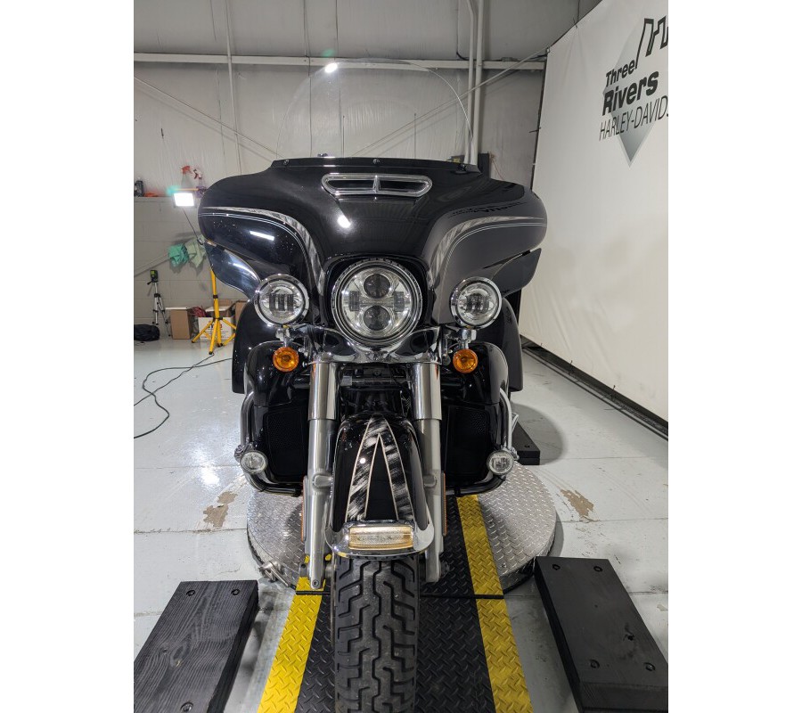2017 Harley-Davidson® Tri Glide® Ultra Vivid Black
