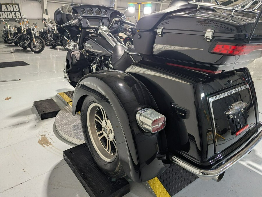 2017 Harley-Davidson® Tri Glide® Ultra Vivid Black