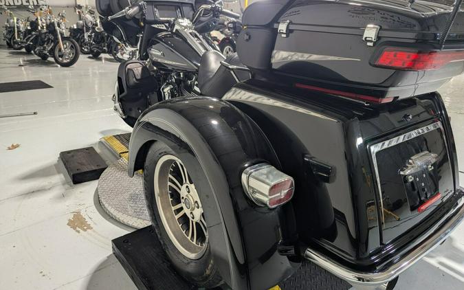2017 Harley-Davidson® Tri Glide® Ultra Vivid Black