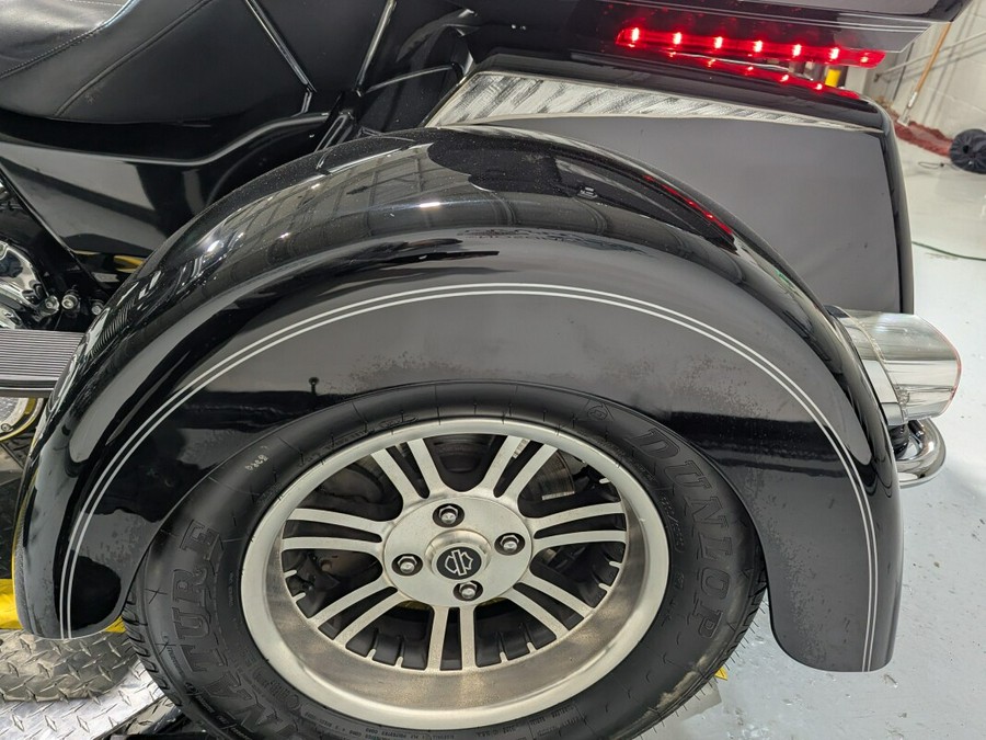 2017 Harley-Davidson® Tri Glide® Ultra Vivid Black