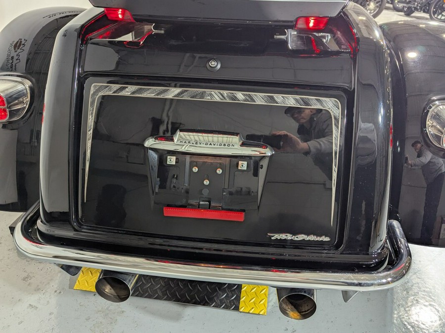 2017 Harley-Davidson® Tri Glide® Ultra Vivid Black