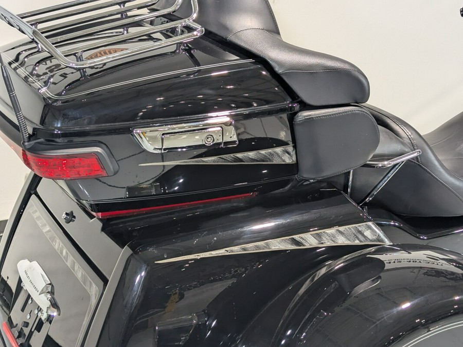 2017 Harley-Davidson® Tri Glide® Ultra Vivid Black