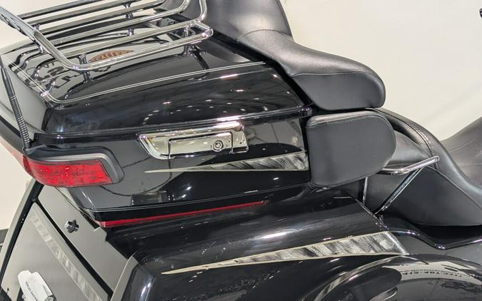 2017 Harley-Davidson® Tri Glide® Ultra Vivid Black