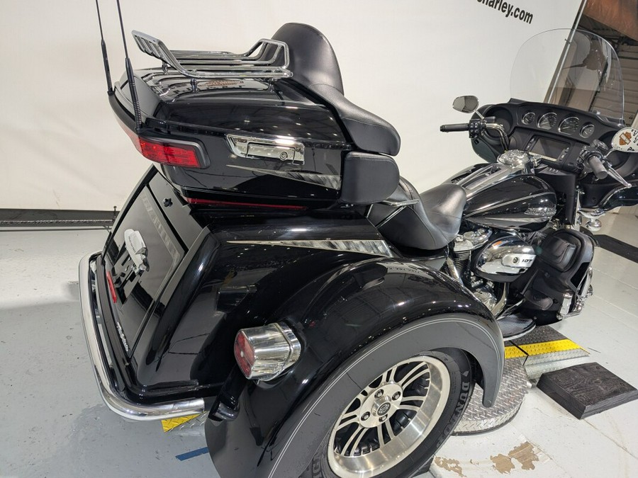 2017 Harley-Davidson® Tri Glide® Ultra Vivid Black