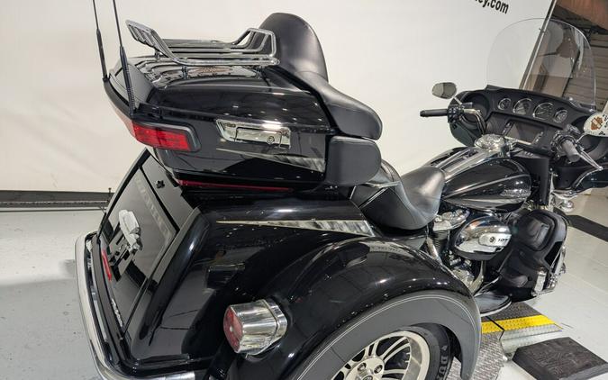 2017 Harley-Davidson® Tri Glide® Ultra Vivid Black