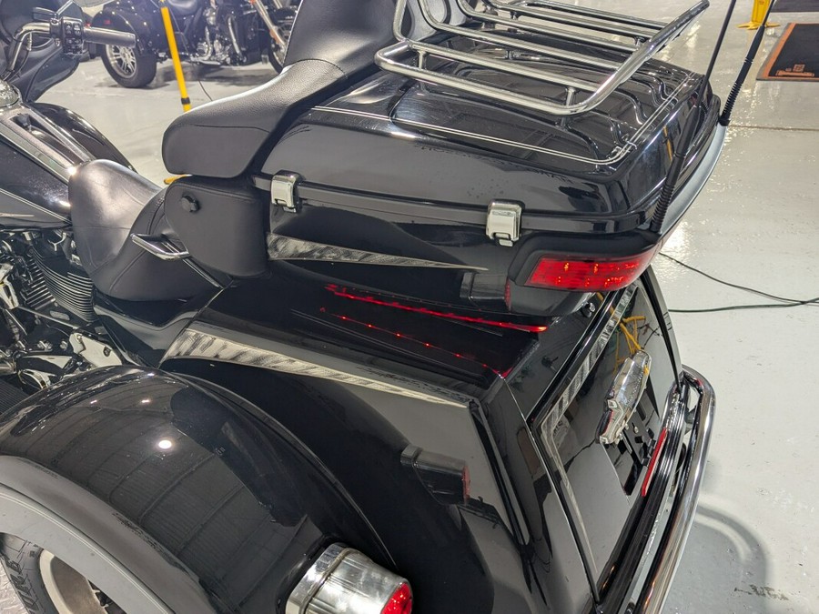 2017 Harley-Davidson® Tri Glide® Ultra Vivid Black