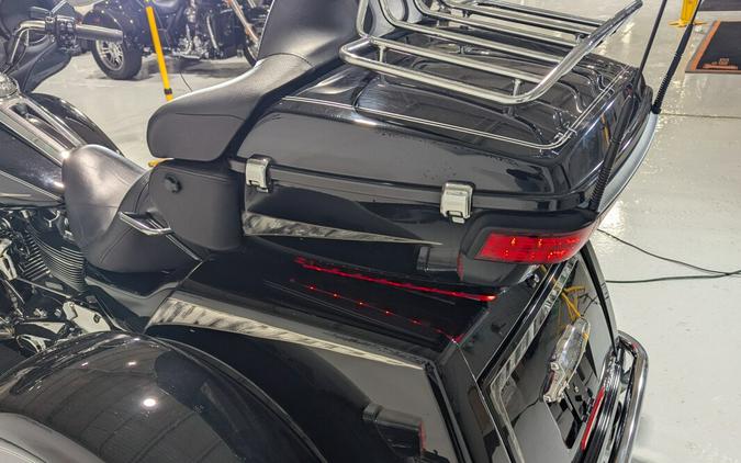 2017 Harley-Davidson® Tri Glide® Ultra Vivid Black