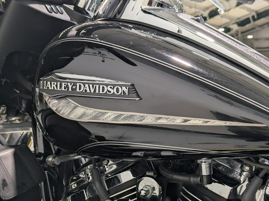 2017 Harley-Davidson® Tri Glide® Ultra Vivid Black