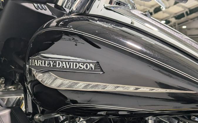 2017 Harley-Davidson® Tri Glide® Ultra Vivid Black