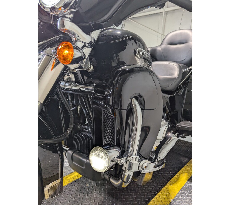 2017 Harley-Davidson® Tri Glide® Ultra Vivid Black