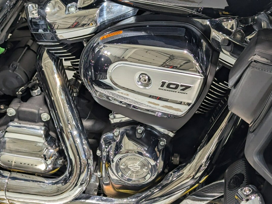 2017 Harley-Davidson® Tri Glide® Ultra Vivid Black