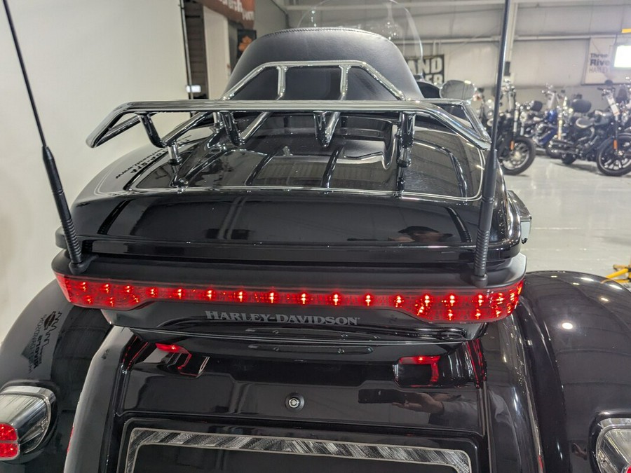 2017 Harley-Davidson® Tri Glide® Ultra Vivid Black