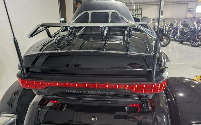 2017 Harley-Davidson® Tri Glide® Ultra Vivid Black