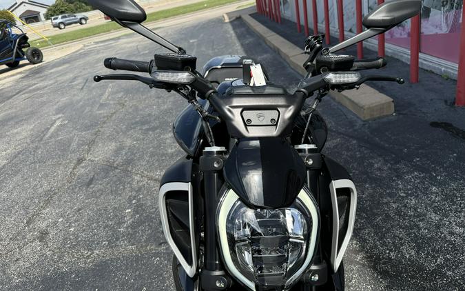 2023 Ducati Diavel V4 Thrilling Black - 01788C